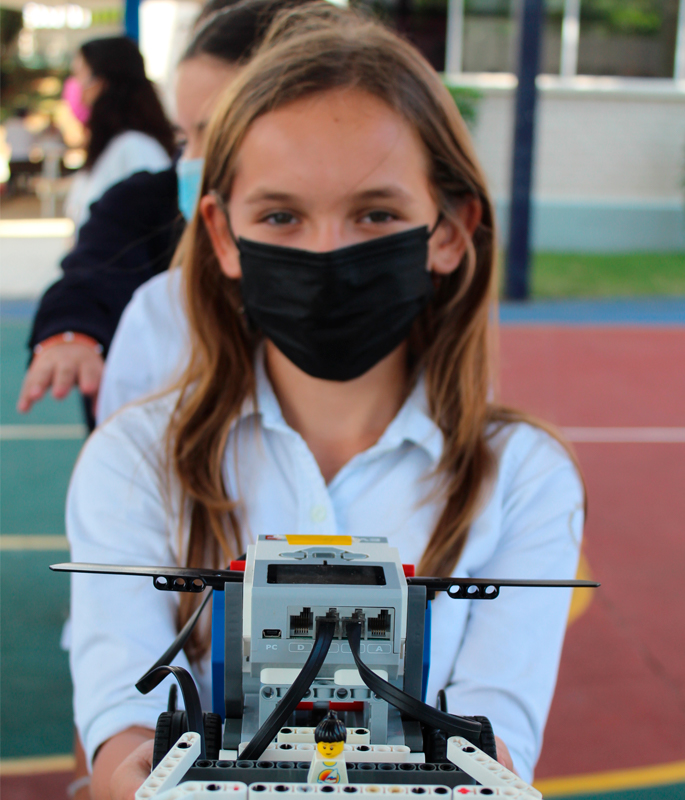 Alumna con material de robótica en el Colegio Cumbres Cancún
