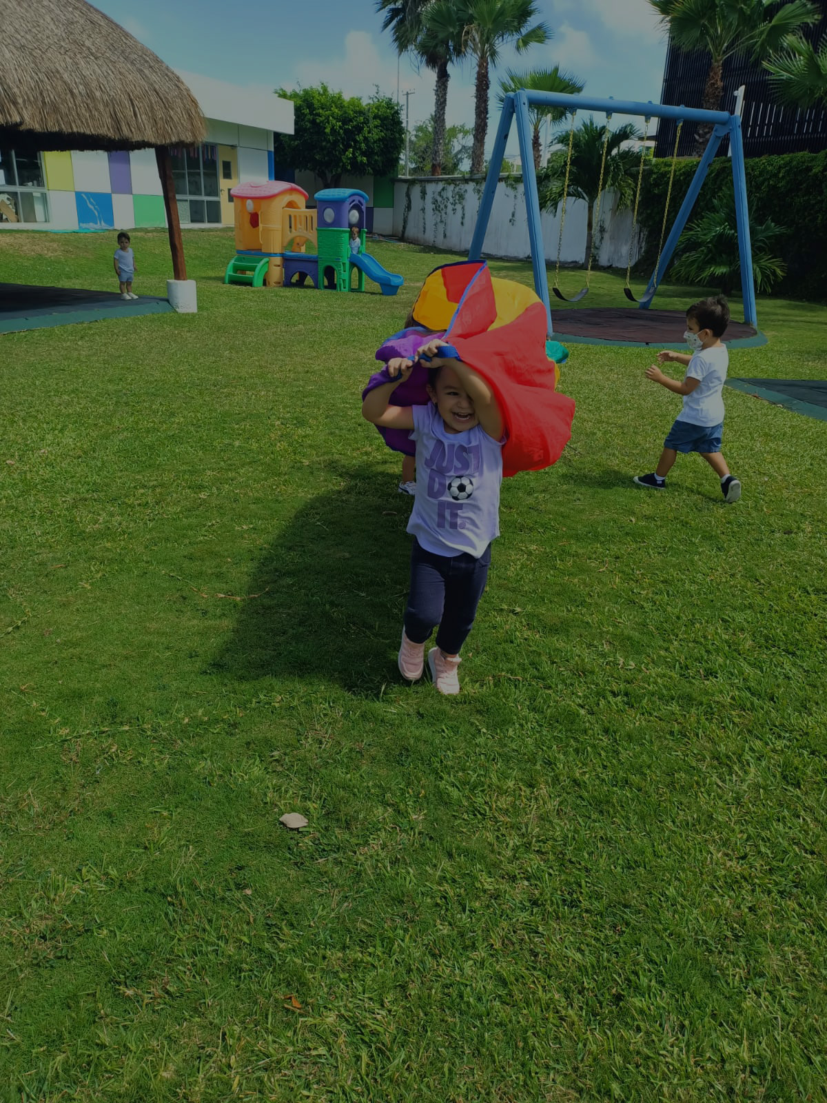 Niños jugando en patio de cumbres cancun