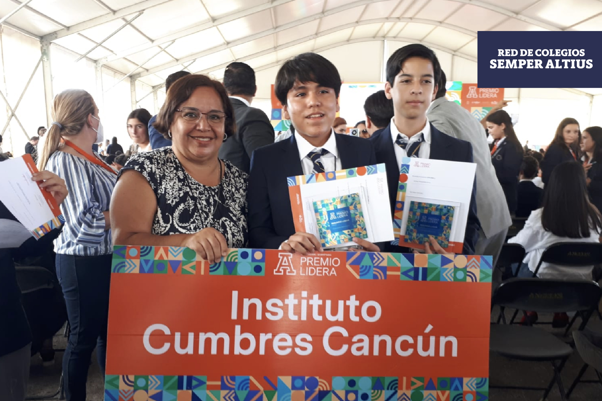 Alumnos con reconocimiento Premio Lidera en Colegio Cumbres Cancún