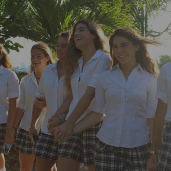 Alumnas de secundaria Colegio Cumbres Cancún caminando